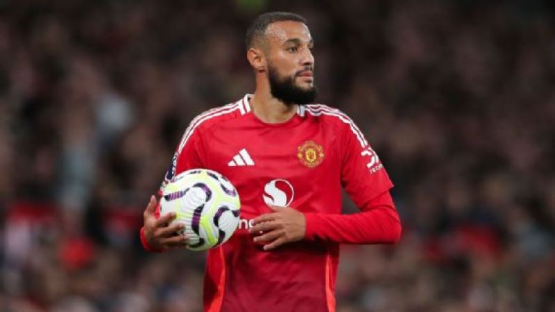 Noussair Mazraoui kembali berlatih bersama Manchester United setelah menjalani operasi korektif (James Gill - Danehouse/Getty Images)