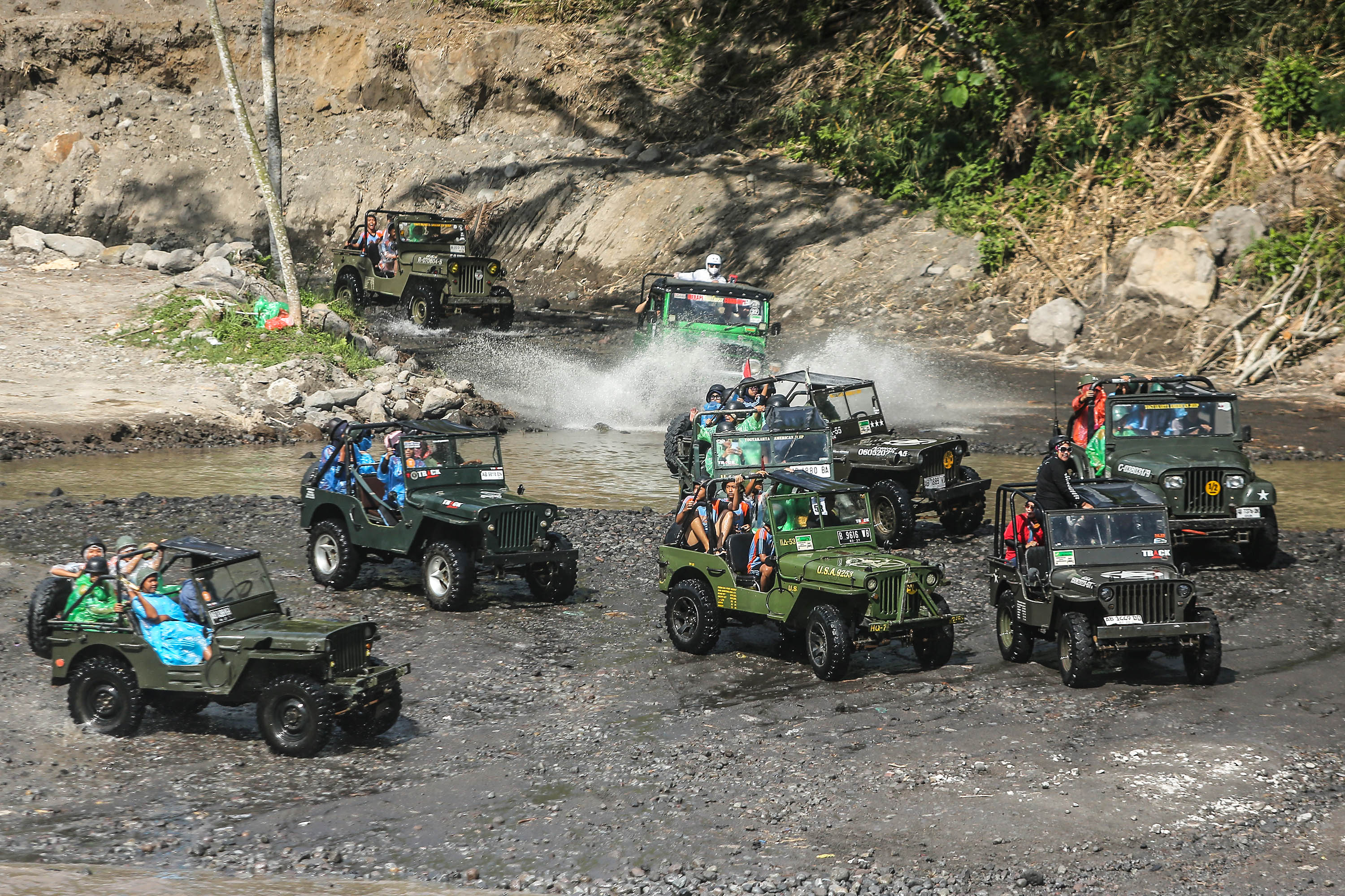 Wisatawan menikmati wisata jeep lava tour di kawasan Kali Kuning, Umbulharjo, Cangkringan, Sleman, Rabu (16/10).