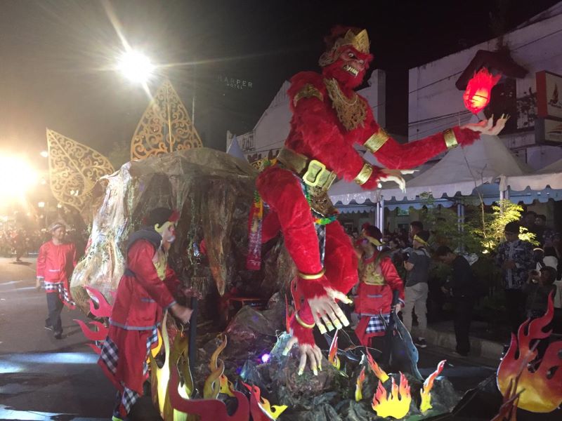Wayang kapi kapi yang berhasil menghipnotis warga.