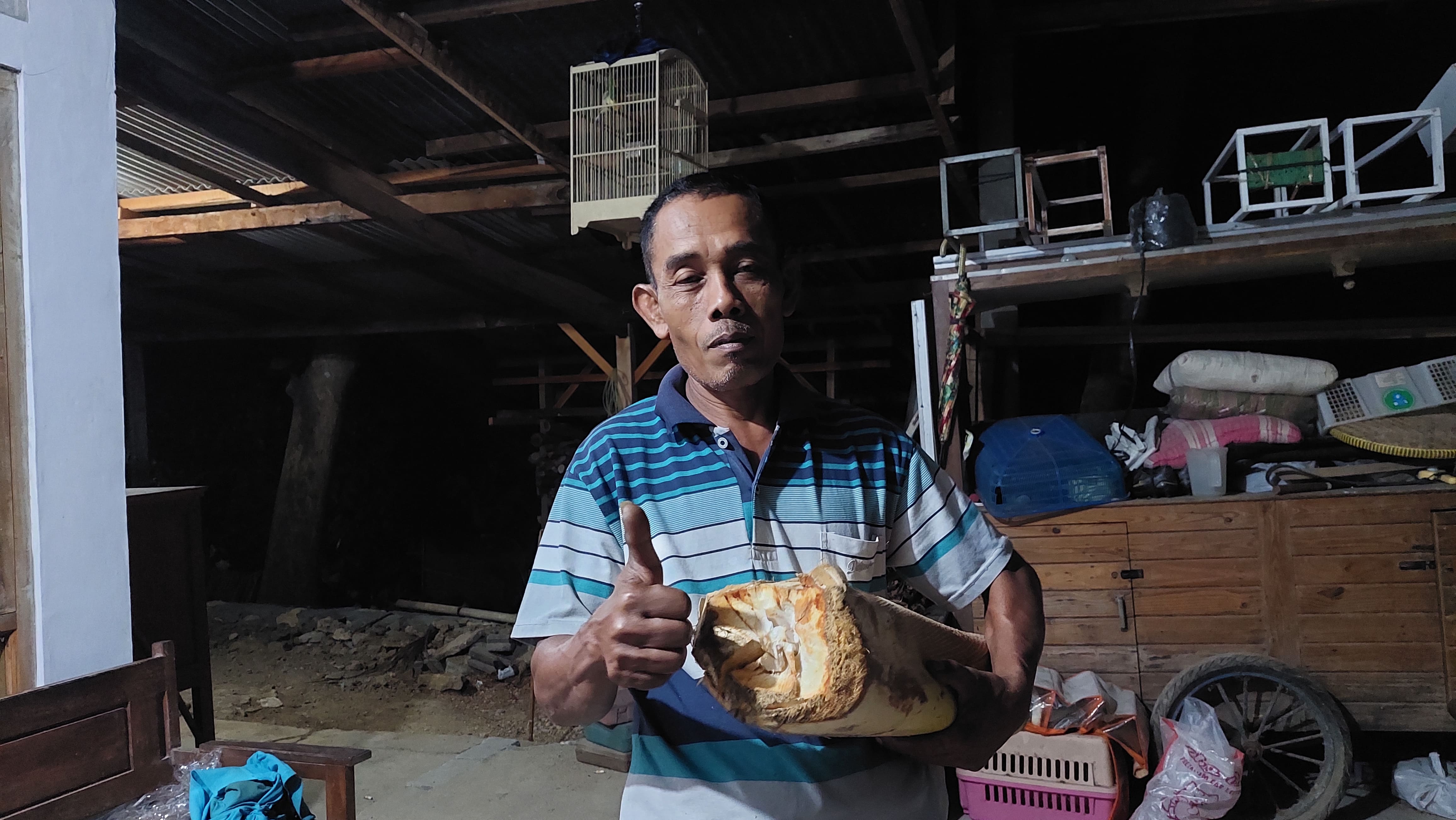 ENAK LHO: Paiman menunjukkan pondoh yang didapat dari hasil menebang pohon kelapa.