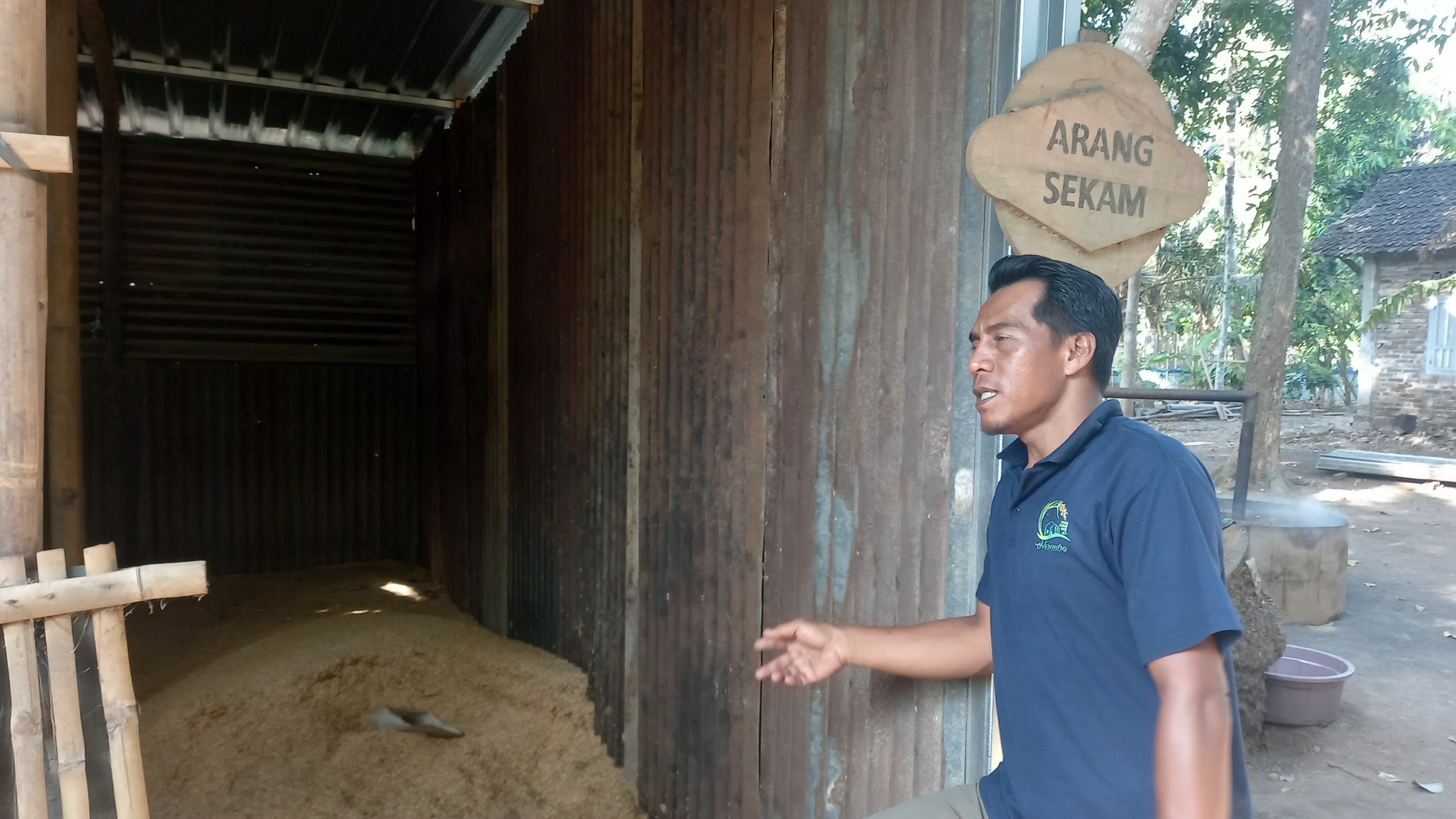 Endartono menunjukan sejumlah titik edukasi berbasis ekologi mulai dari pembuatan arak sekam, budidaya maggot dan budidaya ikan