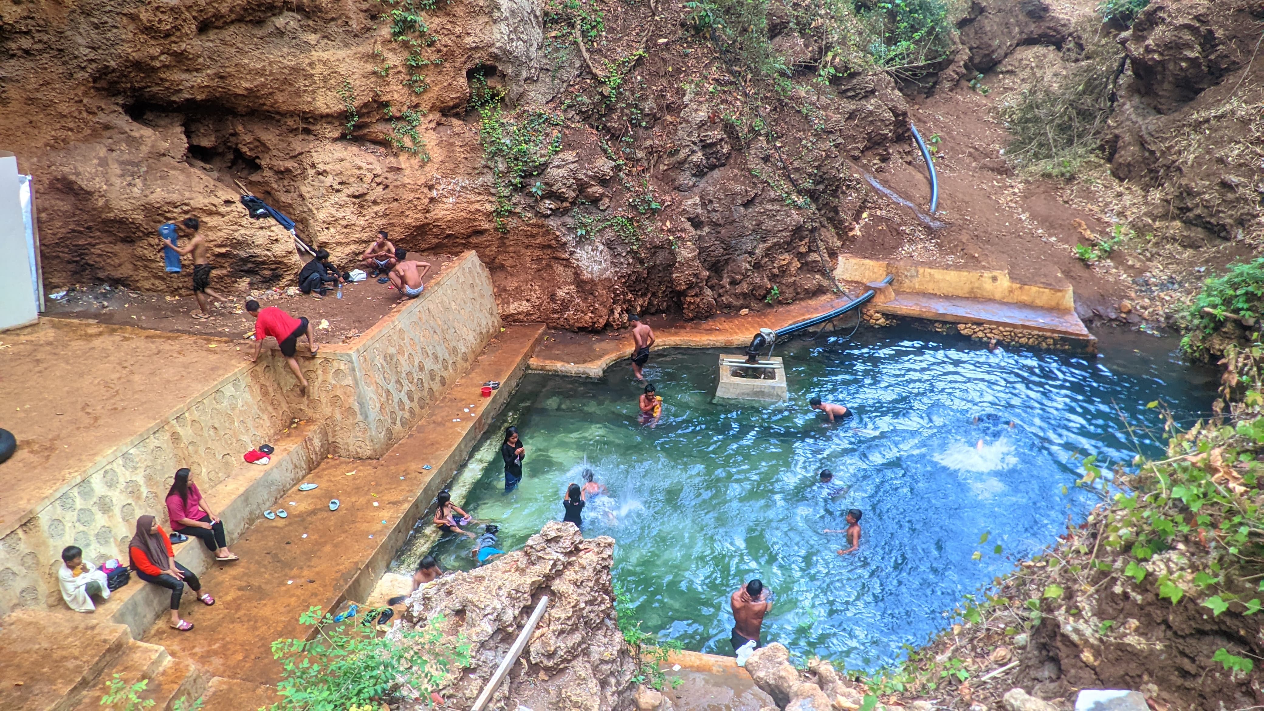 Pengunjung asik berenang di Wisata Kali Ngreneng, Kalurahan Ngeposari, Kapanewon Semanu, Gunungkidul, Jumat (18/10).