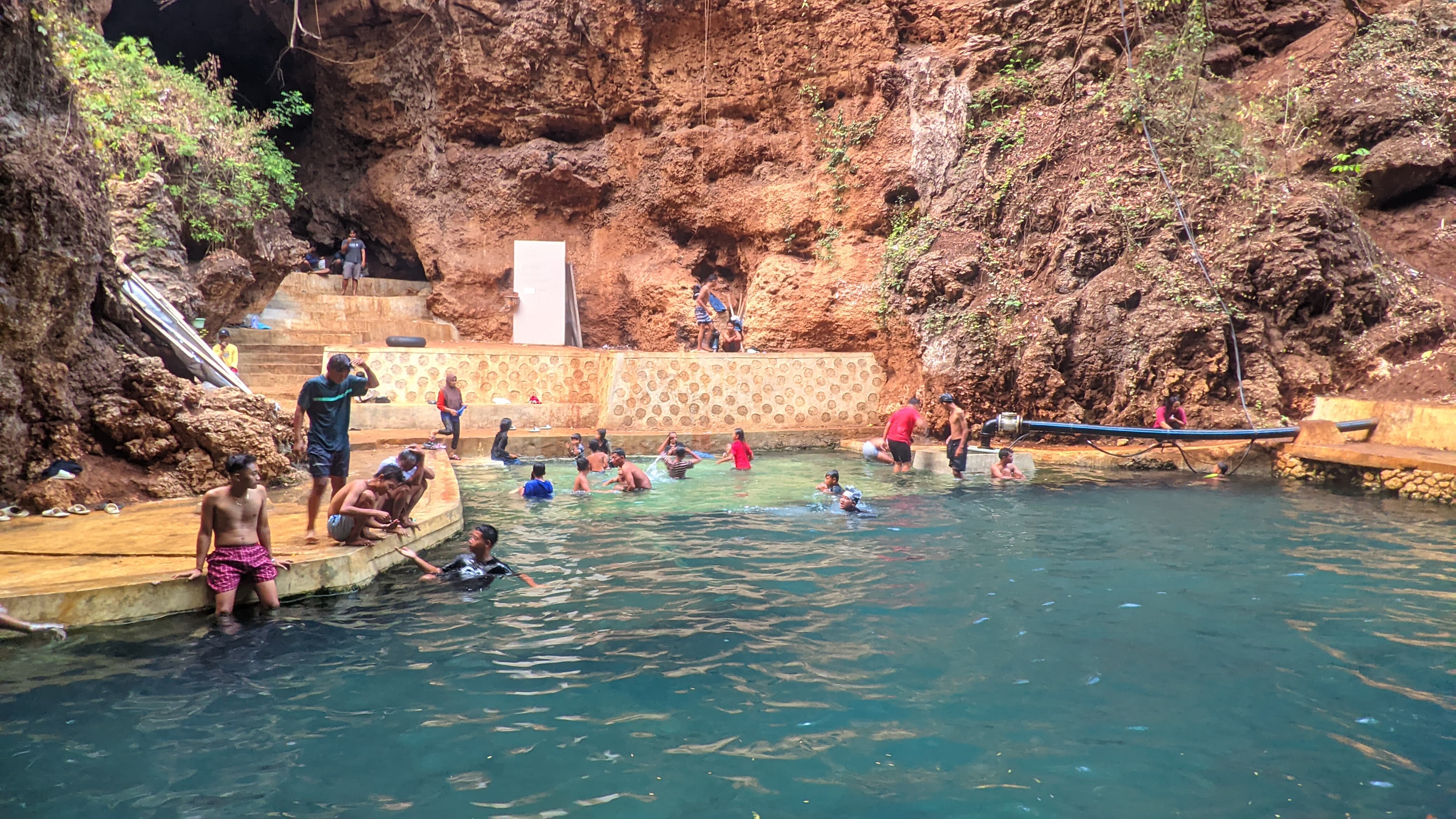 Pengunjung asik berenang di Wisata Kali Ngreneng, Kalurahan Ngeposari, Kapanewon Semanu, Gunungkidul, Jumat (18/10).