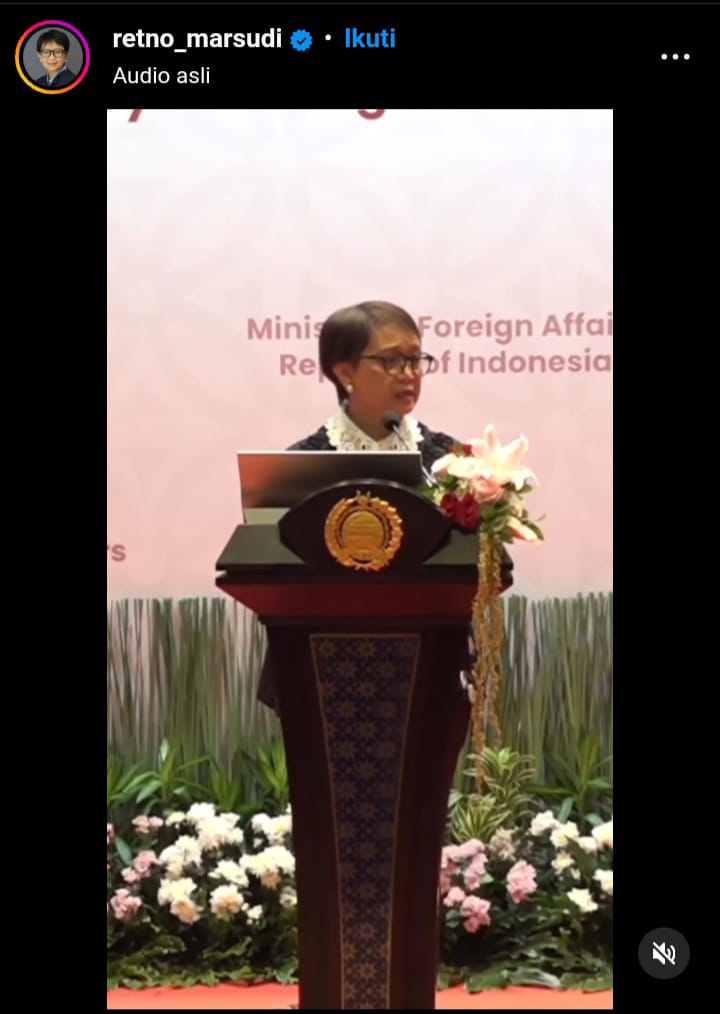 Momen Menteri Luar Negeri Indonesia, Retno Marsudi menyampaikan Kesannya kepada jajaran kementrian diwarnai kesedihan.
