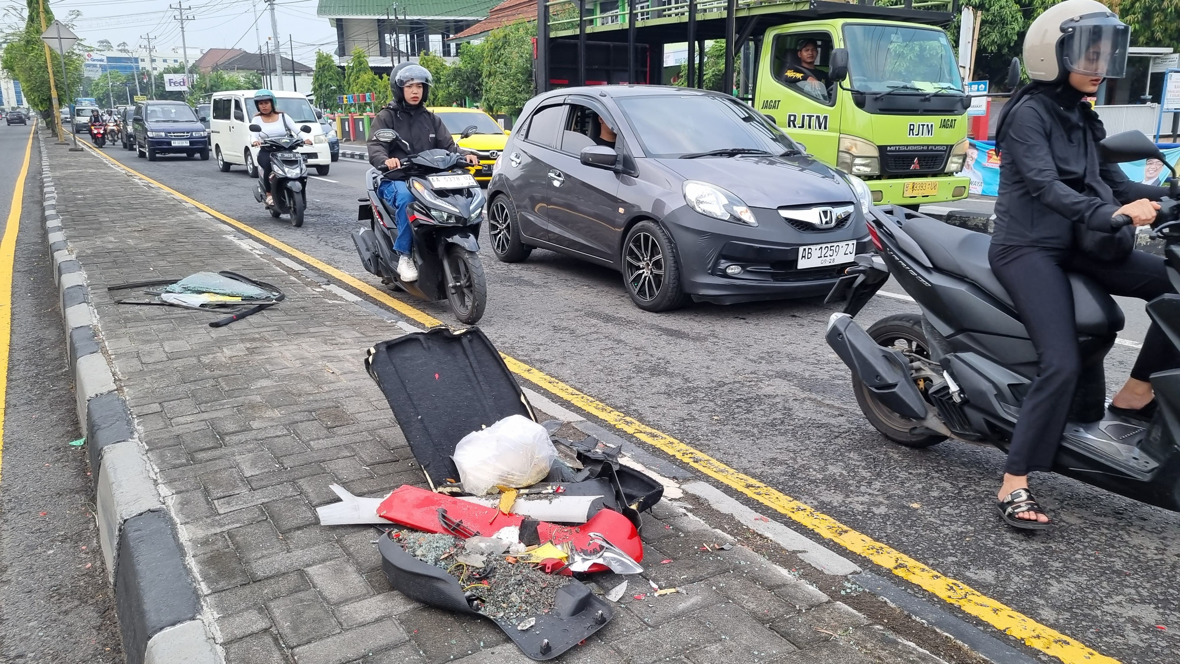 Lokasi laka lantas yang terjadi di ringroad utara Maguwoharjo, dan beberapa potongan kaca serta bagian dari mobil yang masih ada di lokasi.&nbsp;