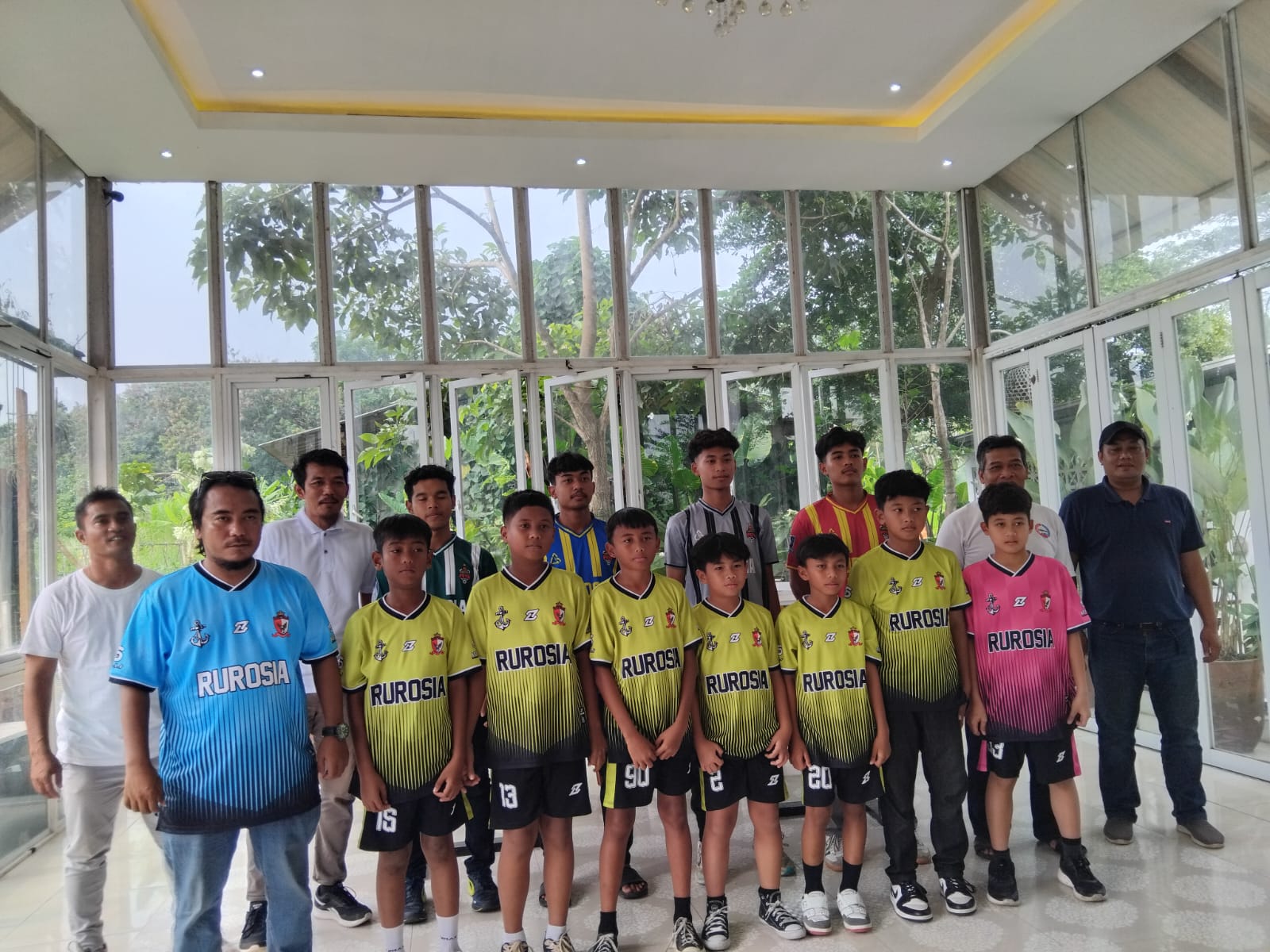 Keterangan, Para pemain SSB Satria Pendawa Sleman KU 11 yang akan tampil di ajang Indonesia Grassroot Championship 2024 saat berfoto bersama dengan para pelatih SSB Satria P