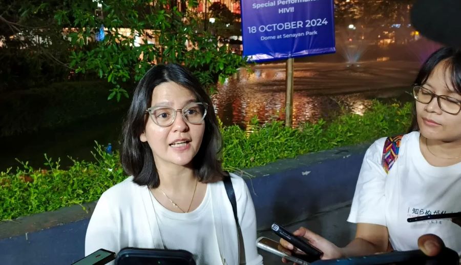 Ratu Tisha saat memberikan keterangan kepada awak media terkait keluhan Federasi Sepak Bola Bahrain. (Dimas Ramadhan Wicaksana/JawaPos.com)