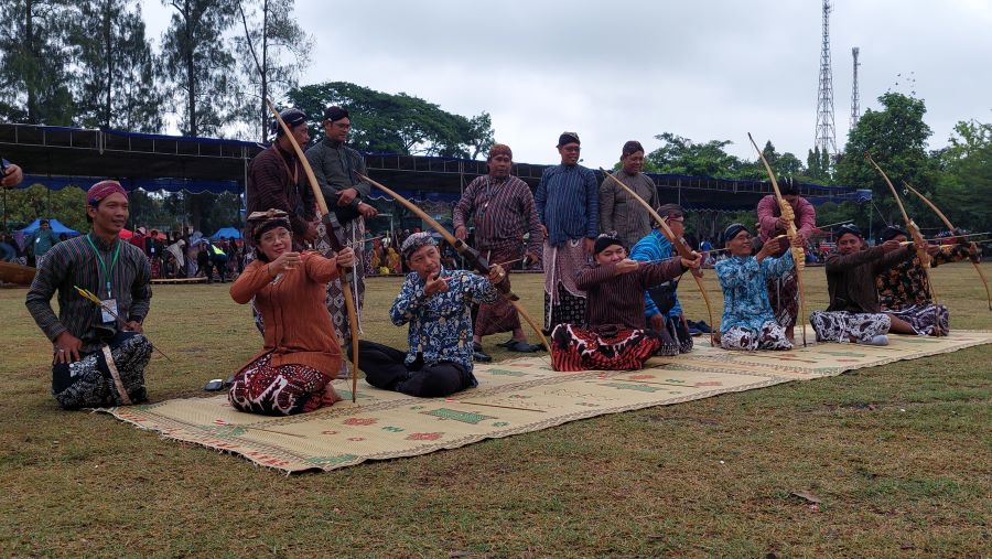 GLADHEN: Peserta jemparingan melakukan gladhen ageng di Alun-Alun Wates.