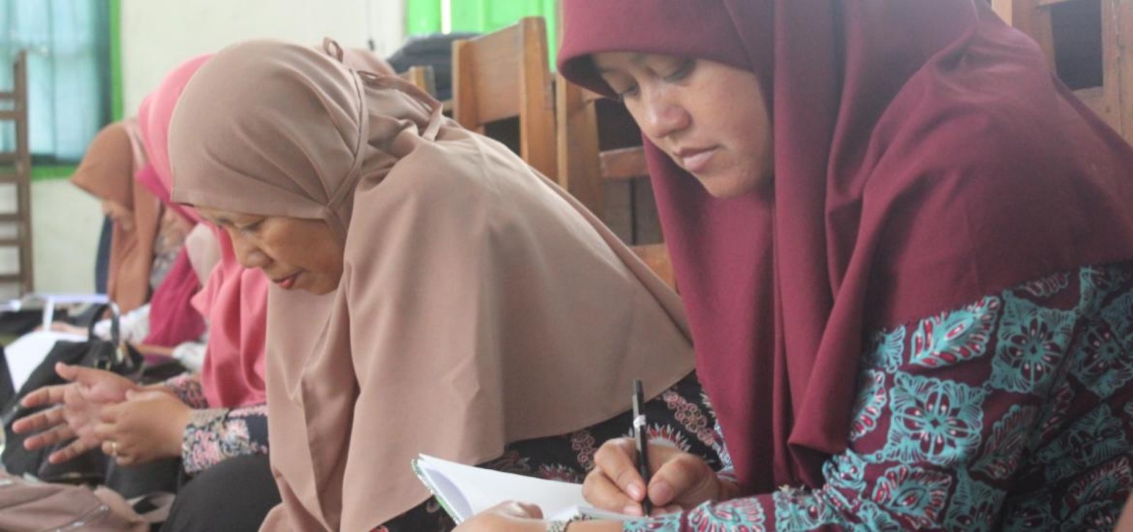 Suasana pogram parenting class dan mujahadah melibatkan wali murid kelas 6 di MI Sananul Ula Piyungan, Bantul belum lama ini