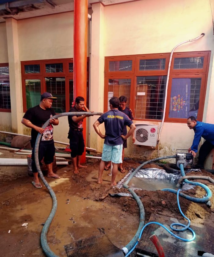 GOTONG ROYONG: Anggota Damkar Kulon Progo saat bekerja sama membuat sumur bor dan parkiran Minggu (20/10/2024).