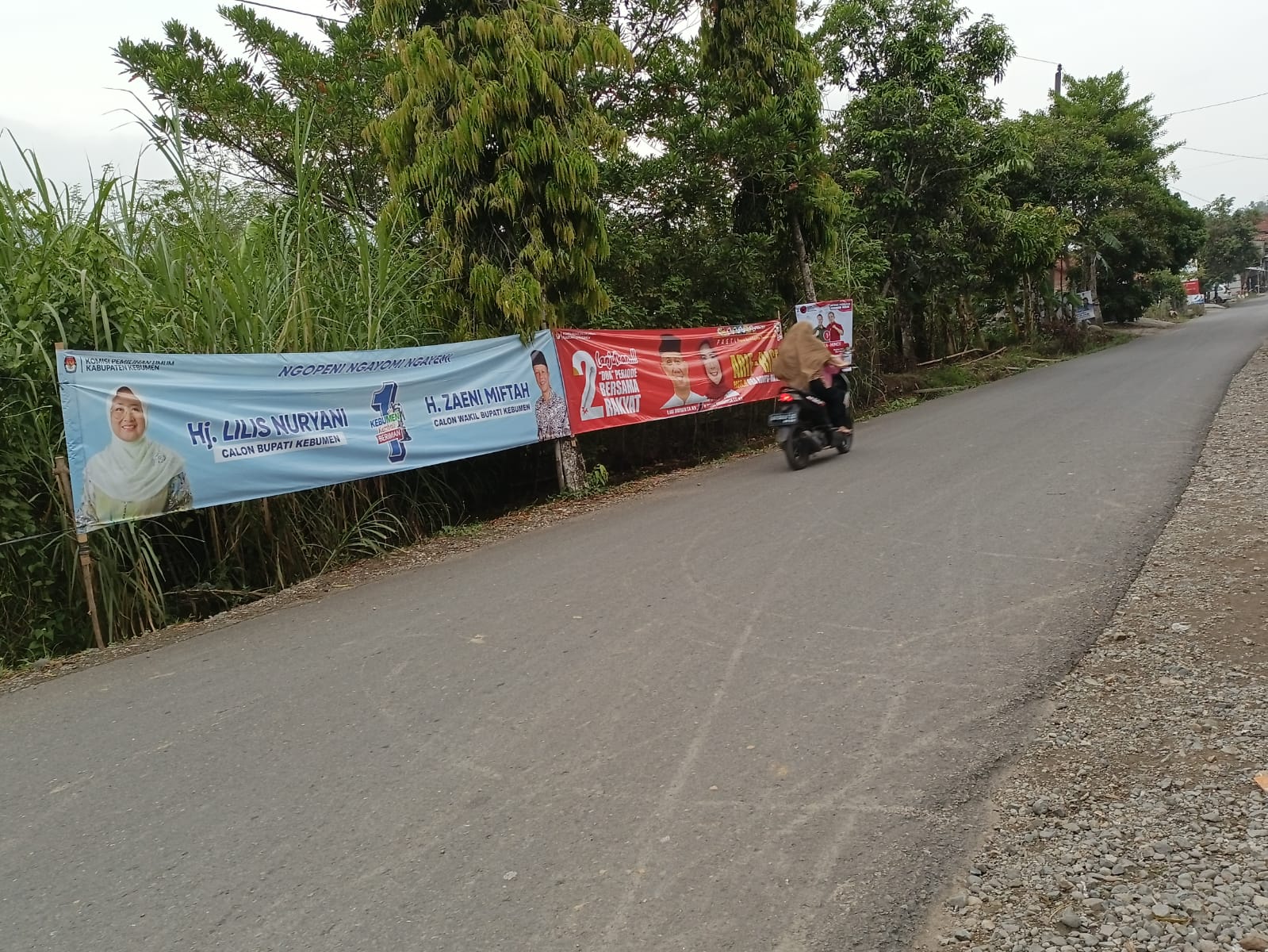 Spanduk paslon Lilis-Zaeni dan Arif-Rista tampak dipasang berjejer. Alat peraga kampanye tersebut dipasang merupakan fasilitas yang berikan KPU Kebumen selama masa kampanye.