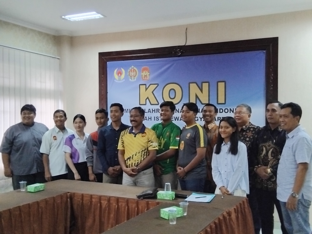Ketua Umum KONI DIJ Djoko Pekik Irianto saat melepas 13 atlet andalan DIJ yang dipanggil ke program nasional
