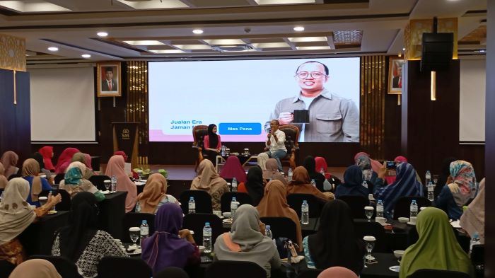 TURUN LANGSUNG: Calon Wakil Wali Kota Jogja Sri Widya Supena saat menjadi narasumber dalam diskusi Bisnis Emak-emak Anti Rungkad yang diselanggarakan di SM Tower, Minggu (20/10/2024)