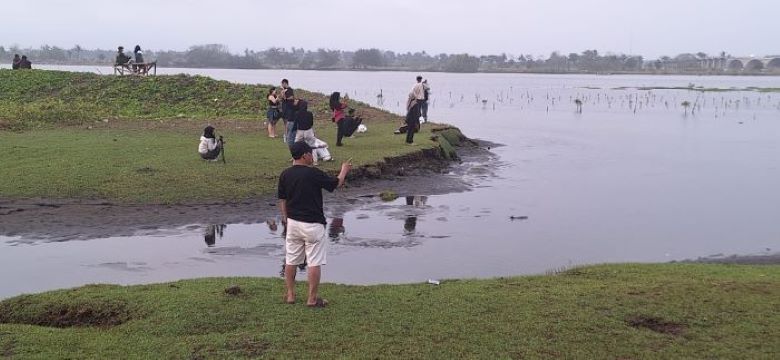 OBWIS BARU: Muara Pandansimo menjadi jujukan wisata baru bagi kalangan muda untuk memandangi sunset di sore hari.