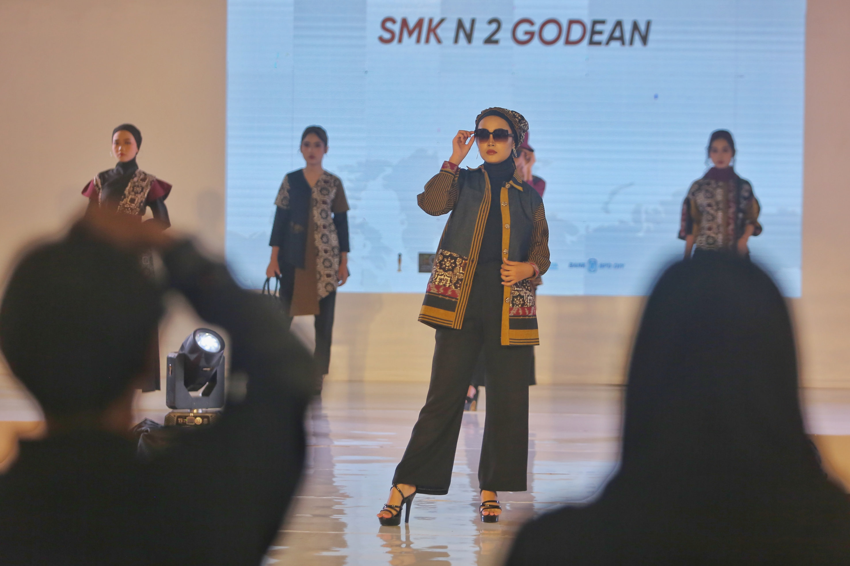 Puluhan siswi SMK di DIJ unjuk kebolehan dalam fashion show batik pelajar yang dilangsungkan di Atrium Jogja City Mall (JCM), Minggu (20/10).