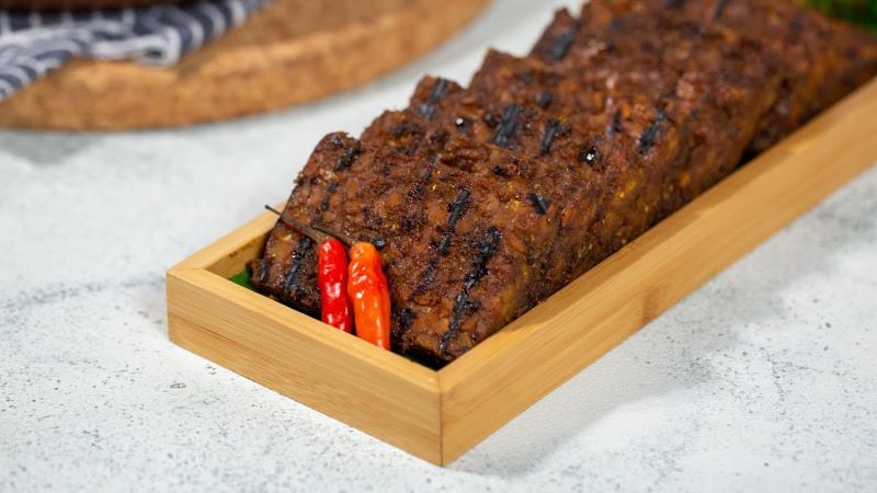 Tempe bakar saat disajikan.