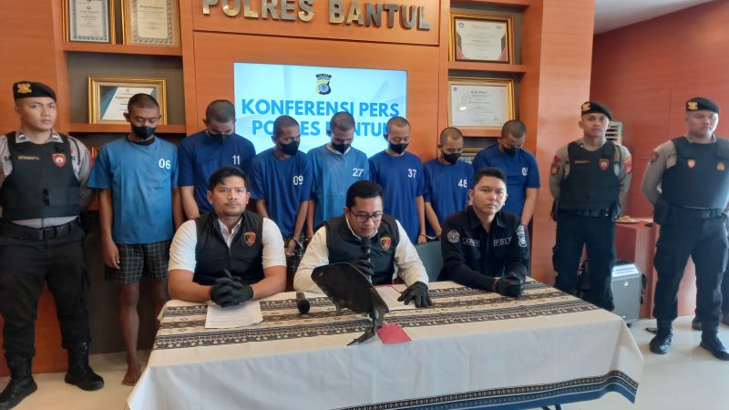 Tujuh tersangka dewasa yang ditampilkan di hadapan awak media di Mapolres Bantul, Senin (21/10/2024).&nbsp;