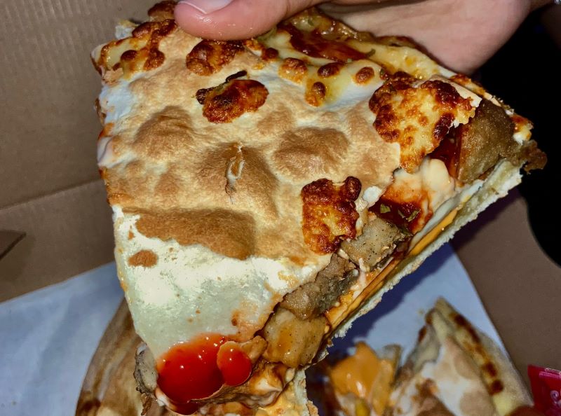 Ilustrasi potongan pizza size jumbo.