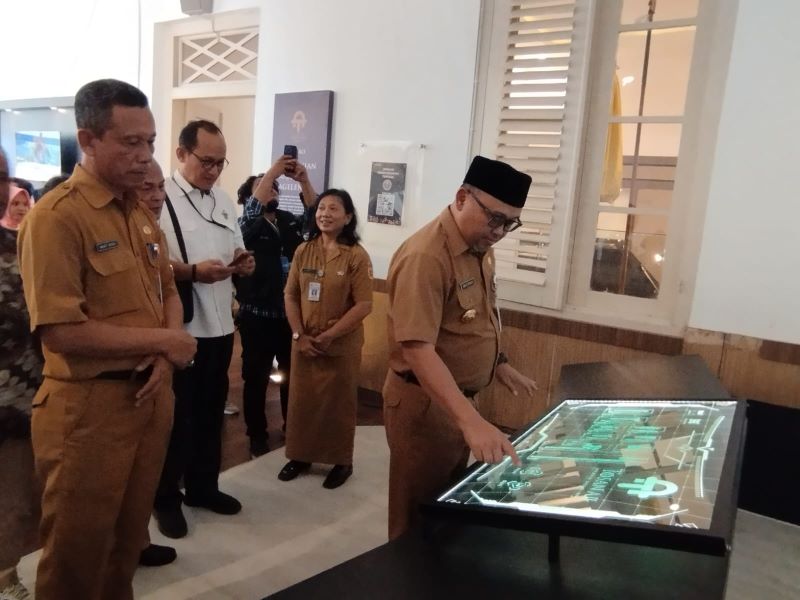 Pengunjung Pemeran Temporer 2024 di Museum Tosan Aji saat mencoba table mapping yang ada di dalam museum, Senin (21/10/2024).