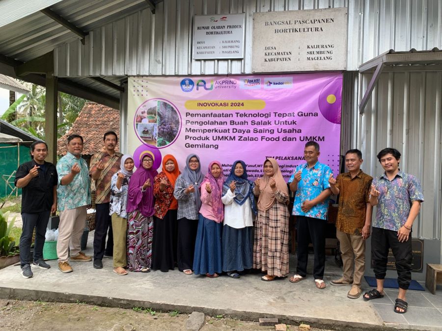 Tim Vokasi Universitas AKPRIND Indonesia menerapkan Pembangkit Listrik Tenaga Surya (PLTS) untuk Usaha Mikro Kecil Menengah (UMKM) di Srumbung, Magelang.