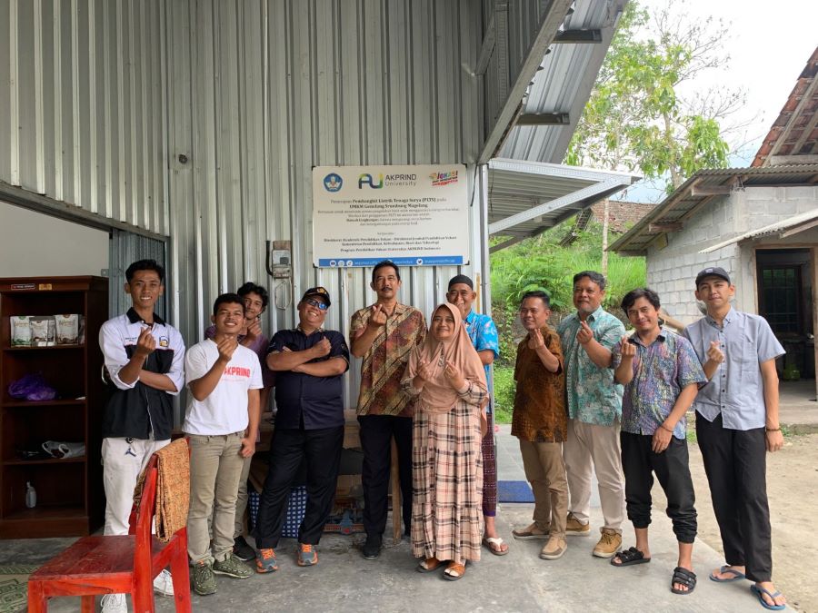 Foto : Tim Vokasi Universitas AKPRIND Indonesia menerapkan Pembangkit Listrik Tenaga Surya (PLTS) untuk Usaha Mikro Kecil Menengah (UMKM) di Srumbung, Magelang.