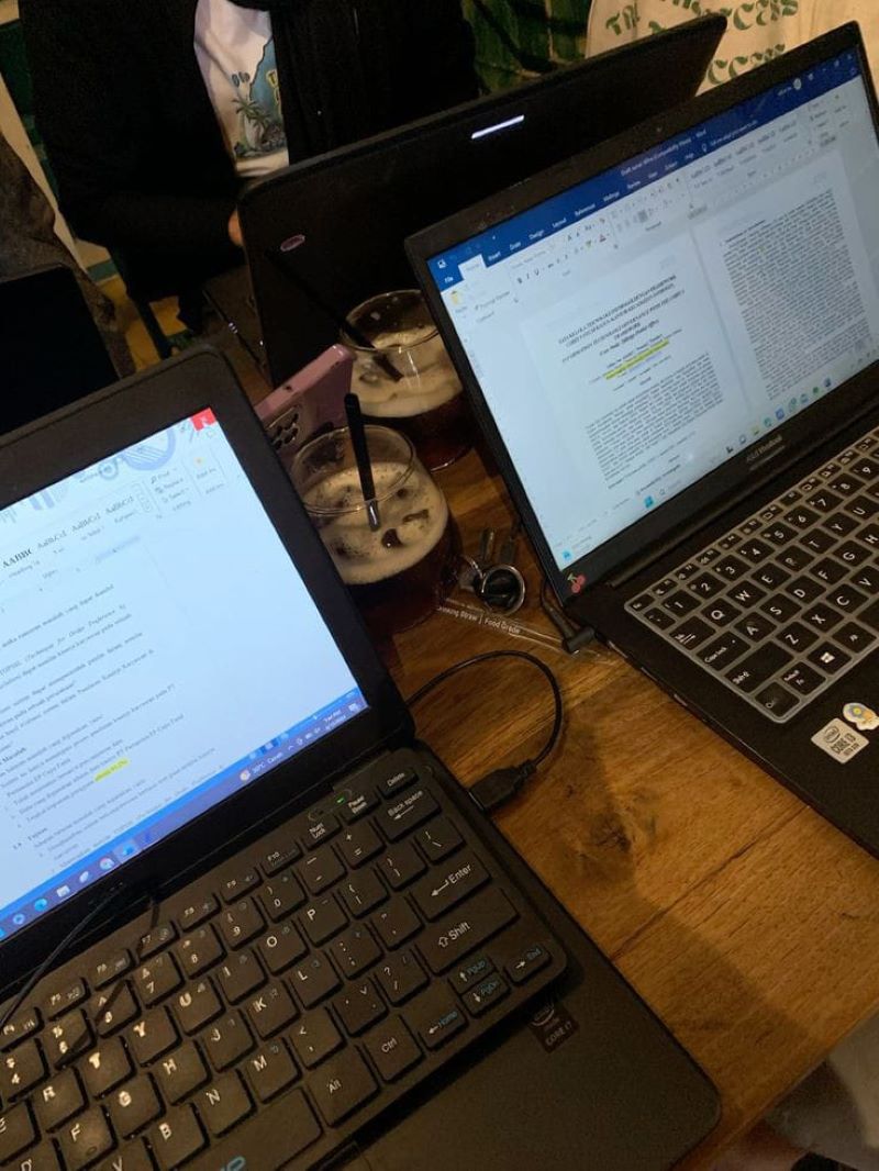 Barang yang wajib dibawa saat nongkrong di cafe.