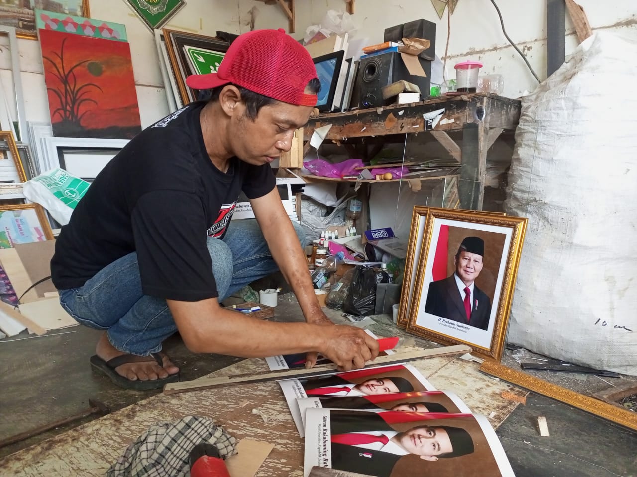 OMZET NAIK : Penjual pigura mengaku menerima banyak pesanan pigura bergambar Presiden dan Wakil Presiden Prabowo-Gibran.