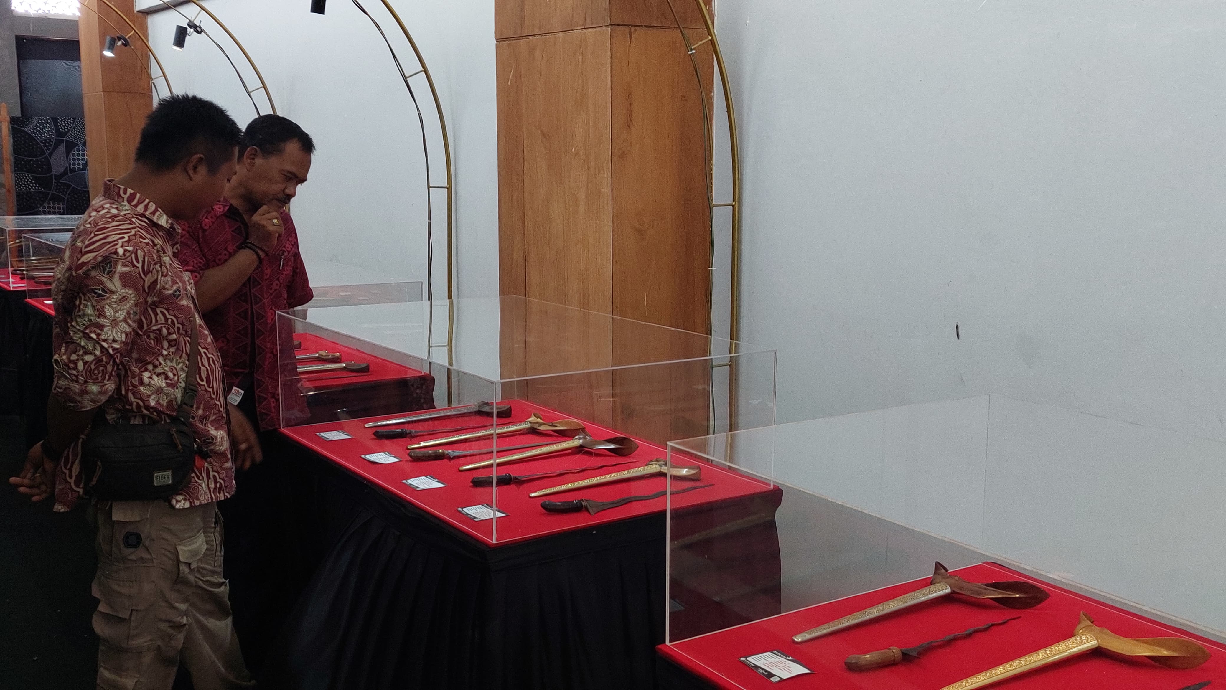 PAMERAN: Pengunjung melihat keris yang dipamerkan di Exhibition Hall TBK.