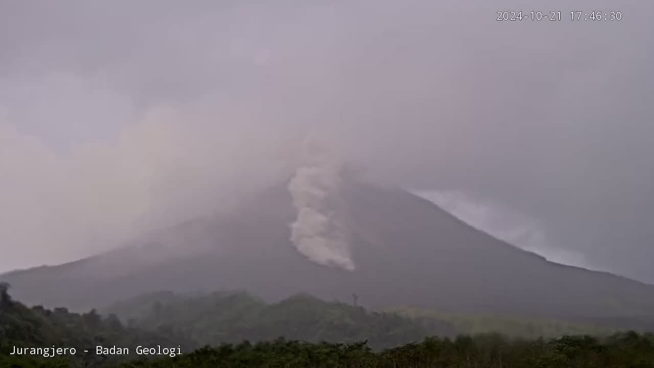 Awan panas guguran Gunung Merapi pukul 17.46 WIB terekam dari CCTV Badan Geologi di Jurangjero Kabupaten Magelang, Senin 21 Oktober 2024.  (BPPTKG)