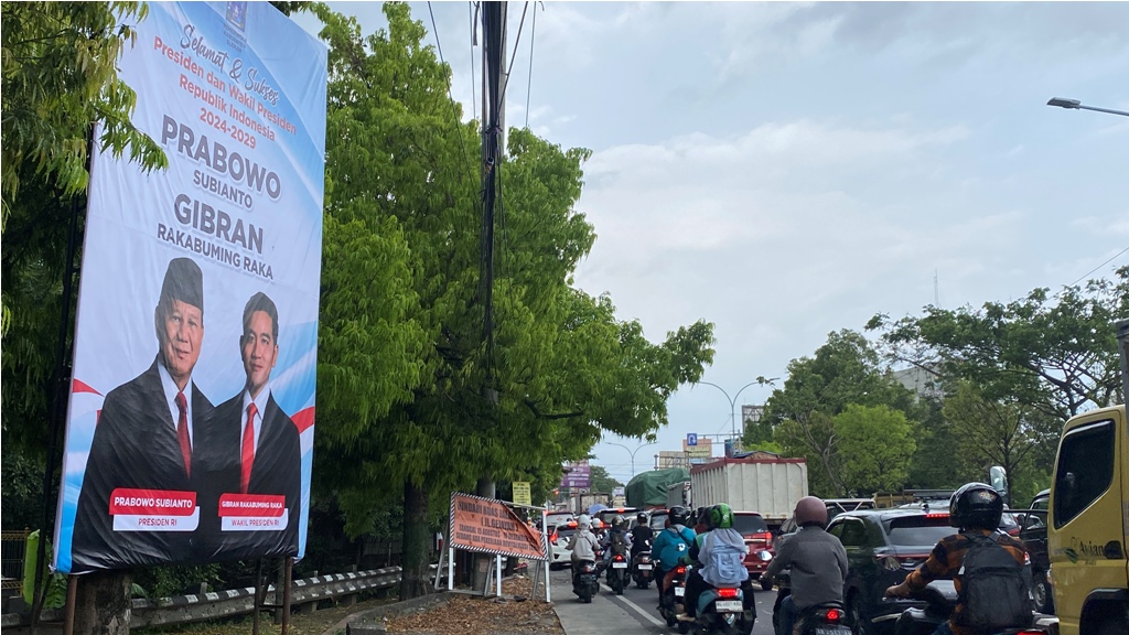Baliho ucapan selamat kepada pasangan presiden terlantik Prabowo Subianto dan Gibran Rakabuming Raka