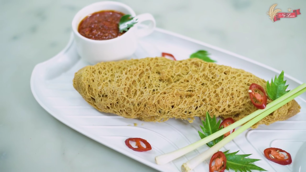 Ikan Bandeng Presto Kepompong saat disajikan.