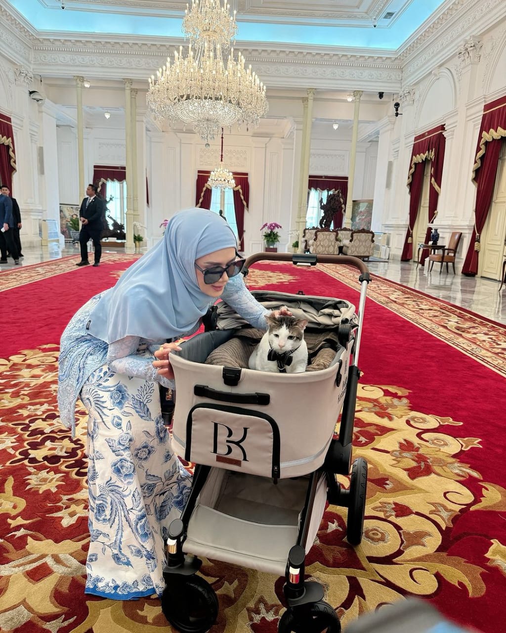 Kucing Bobby ketika di istana negara diajak foto bareng Mulan Jameela.