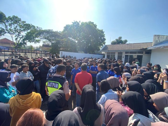 TUNTUT HAK: Karyawan PT IGP Tempel saat melakukan aksi demonstrasi Senin (21/10/2024). Hal ini dilakukan karena hak karyawan tidak terpenuhi.