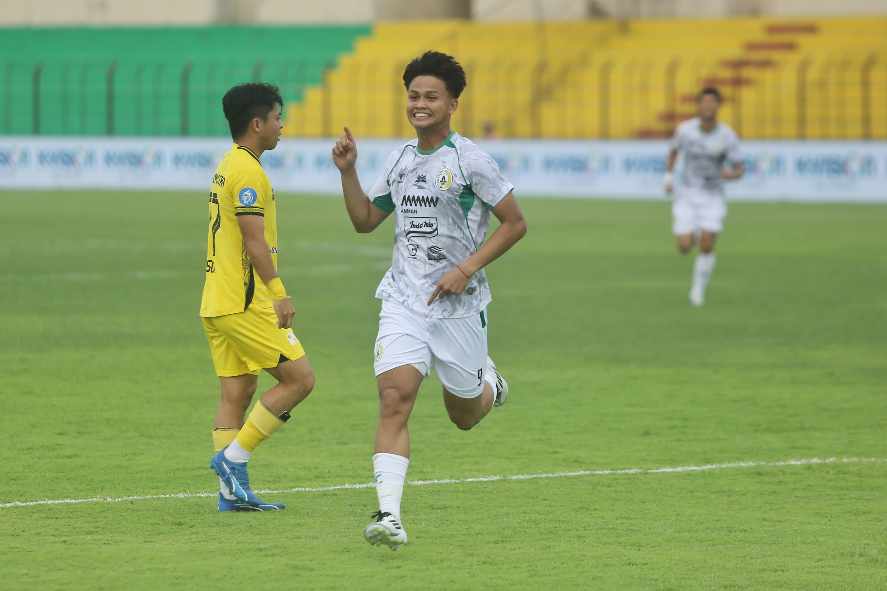 Selebrasi Hokky Cara usai menjebol gawang Barito Putera dalam laga di Stadion Sultan Agung Bantul, Minggu (20/10).
