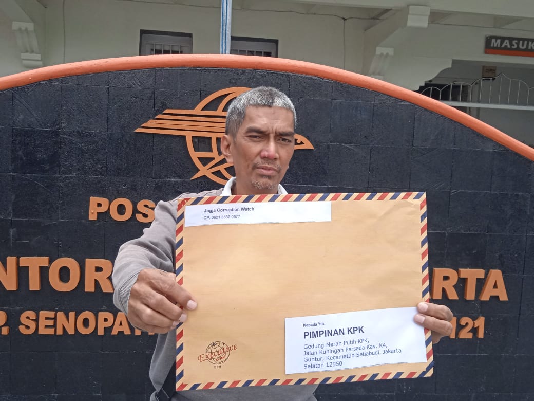 Foto: Aktivis JCW Baharuddin Kamba saat mengirim surat kepada KPK RI di Kantor Pos Besar Jogja, Senin (21/10/2024).