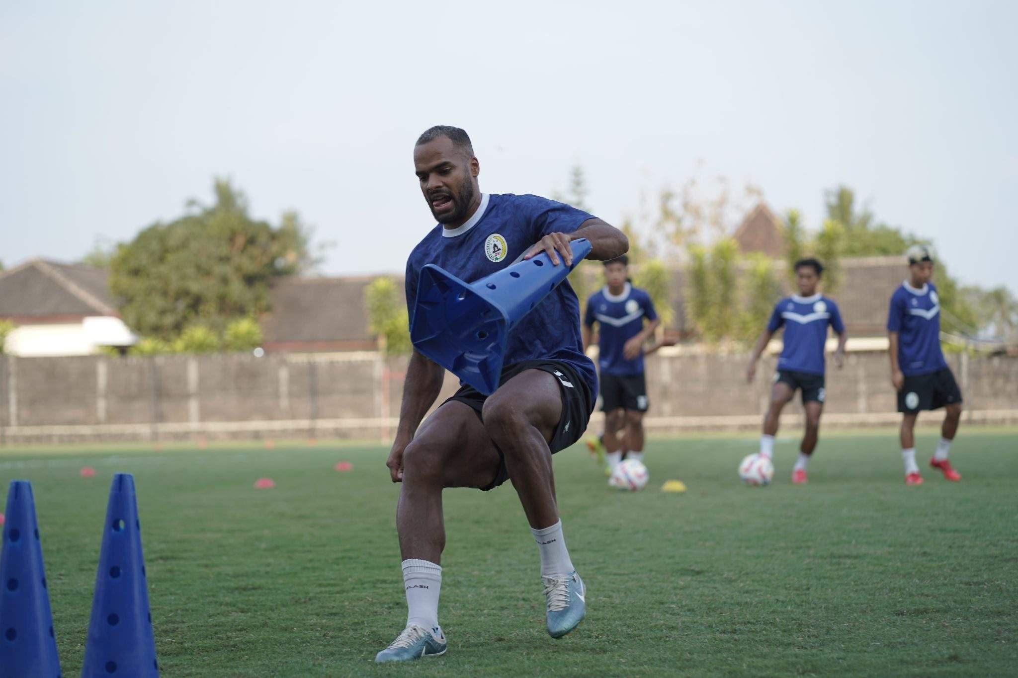 Phil Ofosu Ayeh dipastikan absen selama tiga minggu karena cedera achilles tendinitis (pssleman.id)