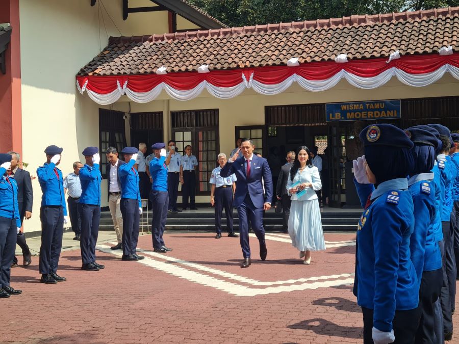 BERI HORMAT: Menteri Koordinator Bidang Infrastruktur dan Pembangunan Kewilayahan Agus Harimurti Yudhoyono (AHY) menjadi satu dari lima menteri dan wakil menteri lulusan SMA Taruna Nusantara.