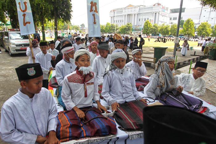 ANTUSIAS: Santri saat mengikuti kirab untuk memperingati Hari Santri ke-10 di Lapangan Denggung Selasa (22/10/2024).