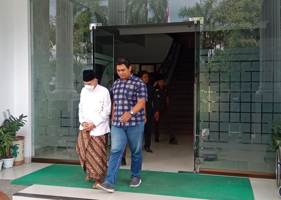 MENUNDUK: Kejari Kabupaten Magelang menerima berkas perkara tersangka AL dari Polresta Magelang, Selasa (22/10/2024).
