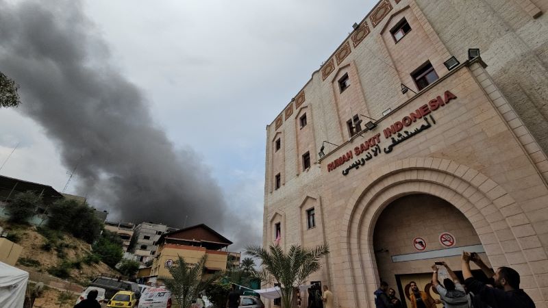 Pasukan Israel menyerang RS Indonesia di Gaza, menyebabkan puluhan korban jiwa akibat listrik terputus.