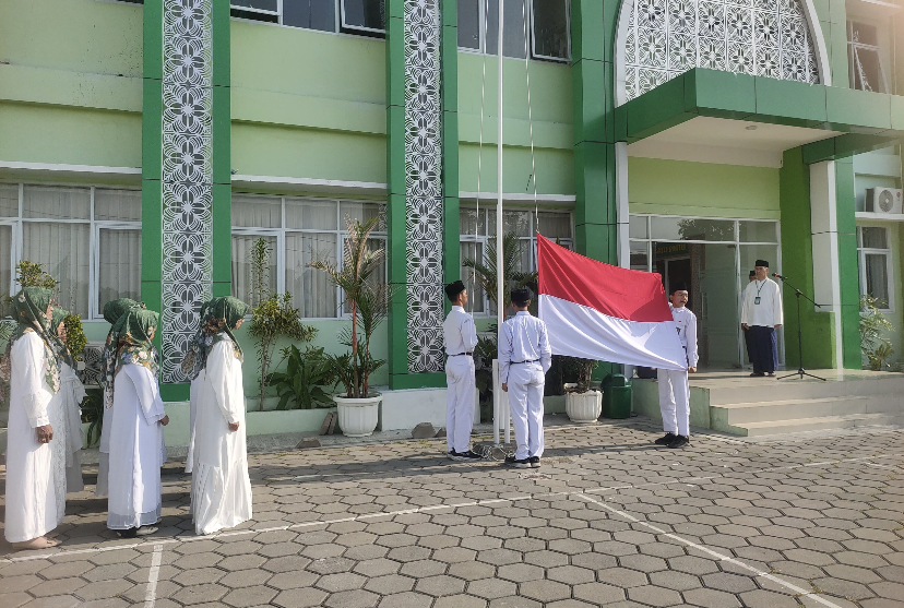 Madrasah Aliyah Negeri (MAN) 4 Bantul menggelar upacara peringatan Hari Santri Nasional (HSN), di halaman madrasah, Selasa (22/10/2024)