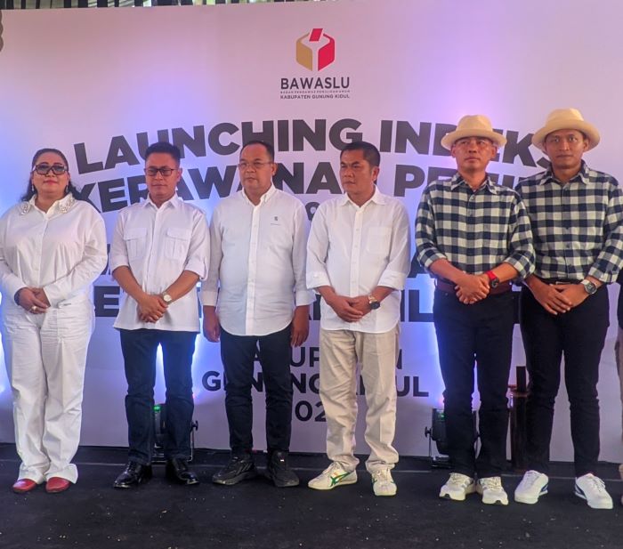 KOMITMEN: Tiga pasangan calon bupati dan wakil bupati Gunungkidul pada Pilkada 2024 saat mengikuti deklarasi pemilu damai Selasa (22/10/2024).