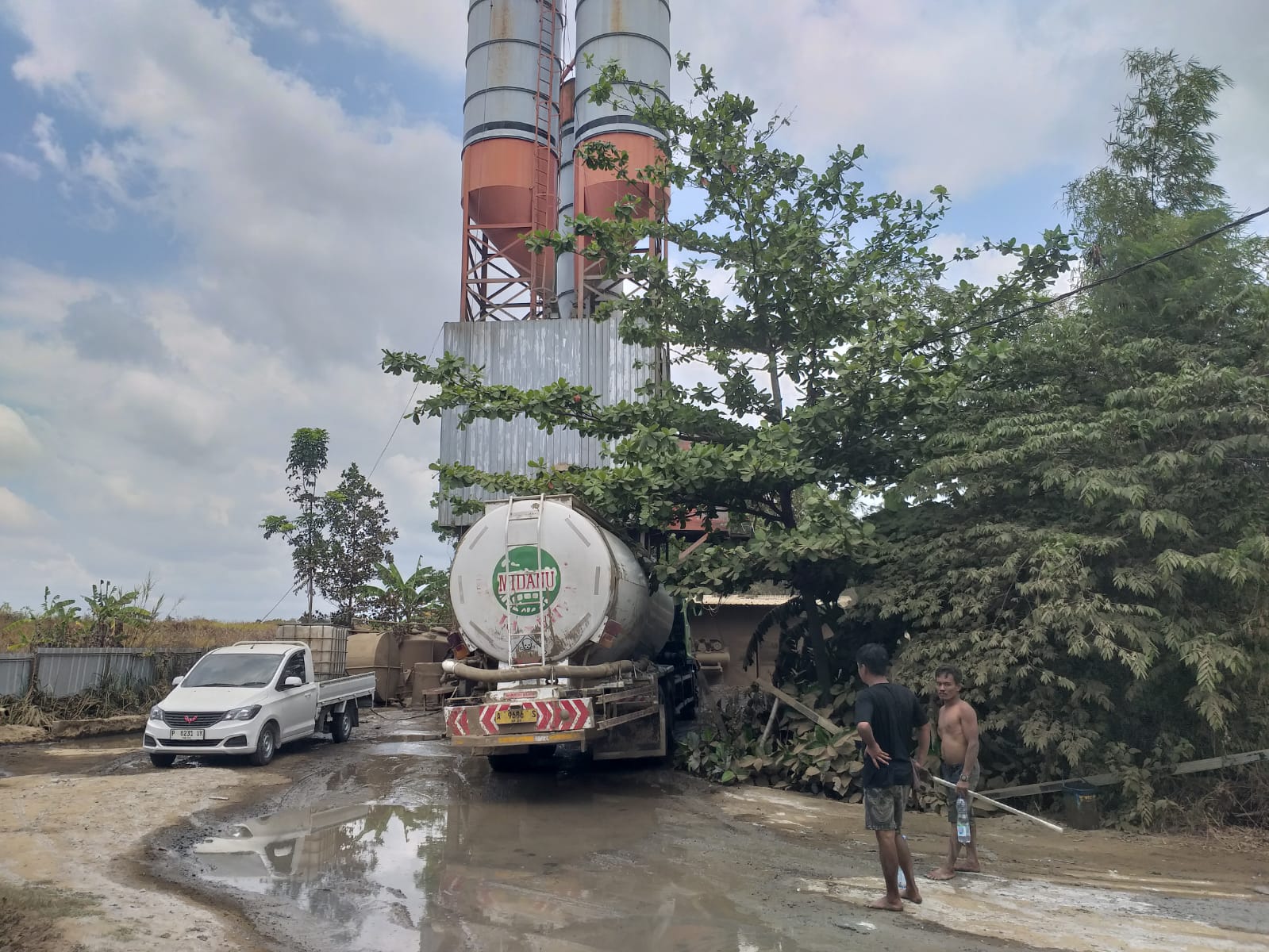 Humas Polres Bantul  BPBD Bantul  &nbsp;  Penyemprotan dan penanganan ke lokasi kejadian yang dilakukan BPBD Bantul dan pihak kepolisian atas peristiwa yang menggegerkan karena bikin langit gelap.
