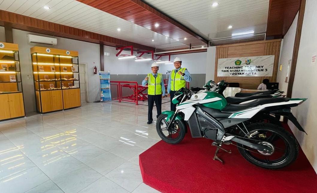 Kepala Sekolah SMK Muhammadiyah 3 Jogja Kustejo menunjukkan contoh konversi sepeda motor kopling pada Selasa (22/10/2024)  (GUNAWAN/Radar Jogja)