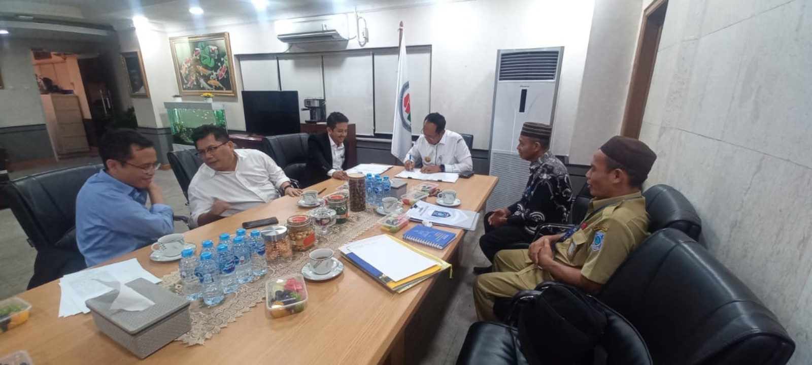SEPAKAT - Penandatangan Memorandum of Understanding (MoU) antara Rektor UIN Sunan Kalijaga Yogyakarta, Prof. Dr. Noorhaidi Hasan, dengan Gubernur Bangka Belitung, Sugito pada Senin (21/10/2024)  &nbsp;