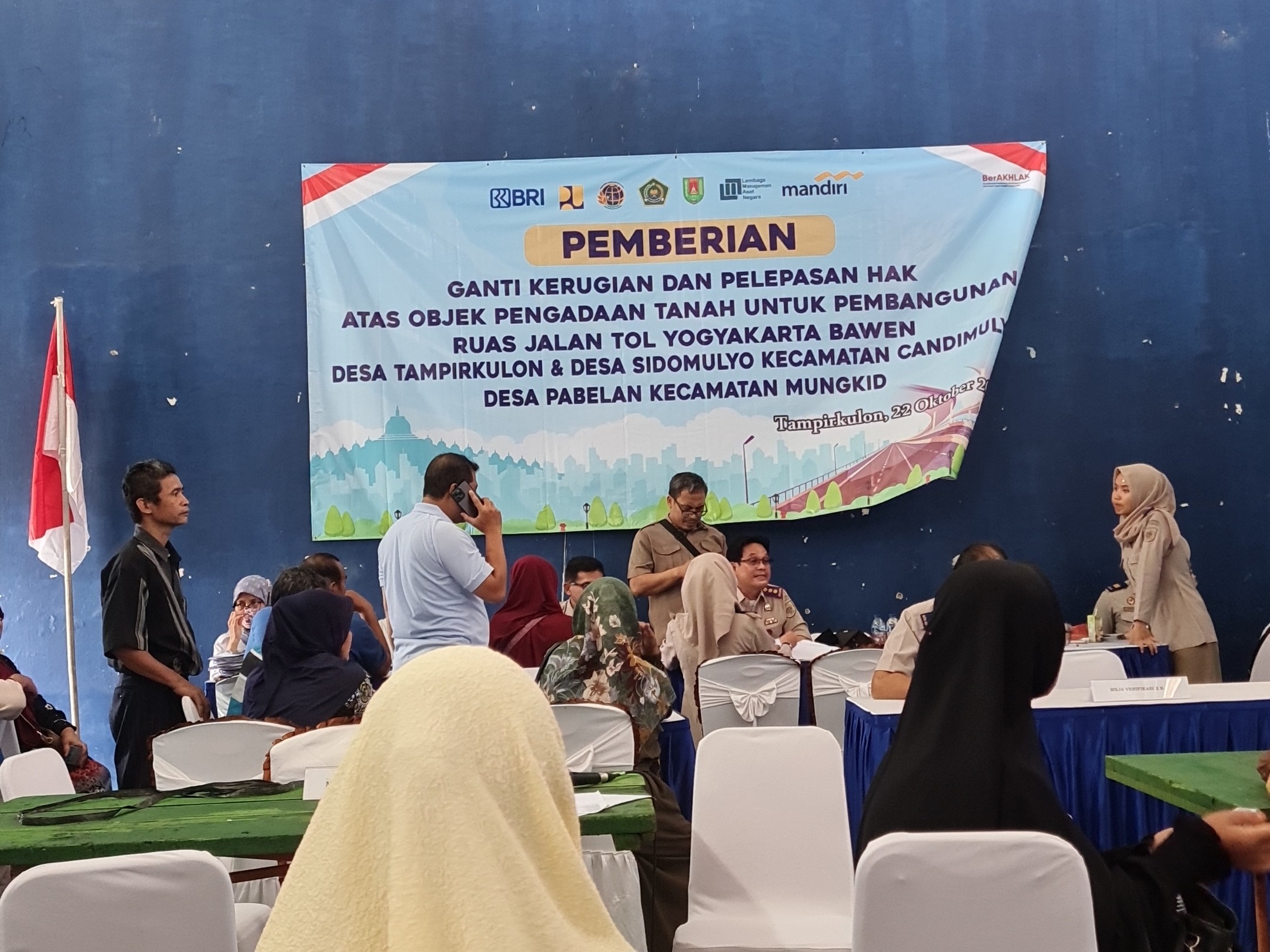 DAPAT UGR: Sejumlah warga datang ke Balai Desa Tampirkulon, Candimulyo untuk mendapat UGR, Selasa (22/10).