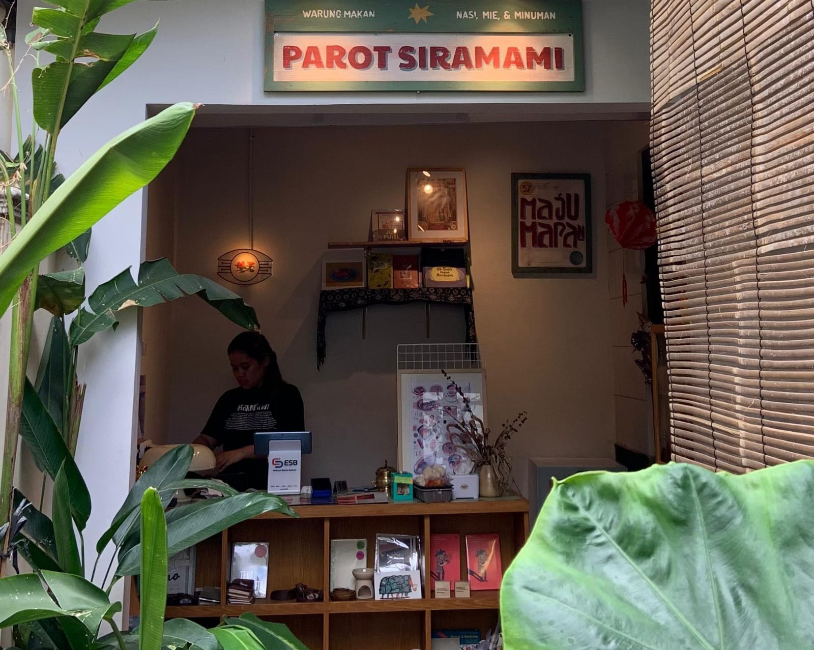 Pintu masuk kedai Parot Siramami.