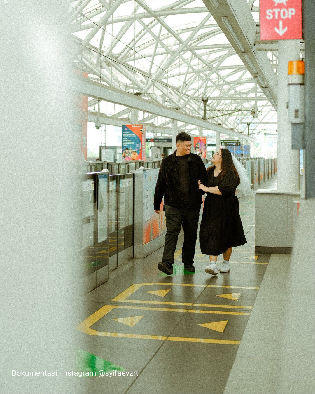 Dokumentasi foto prewedding di area Stasiun MRT Jakarta.