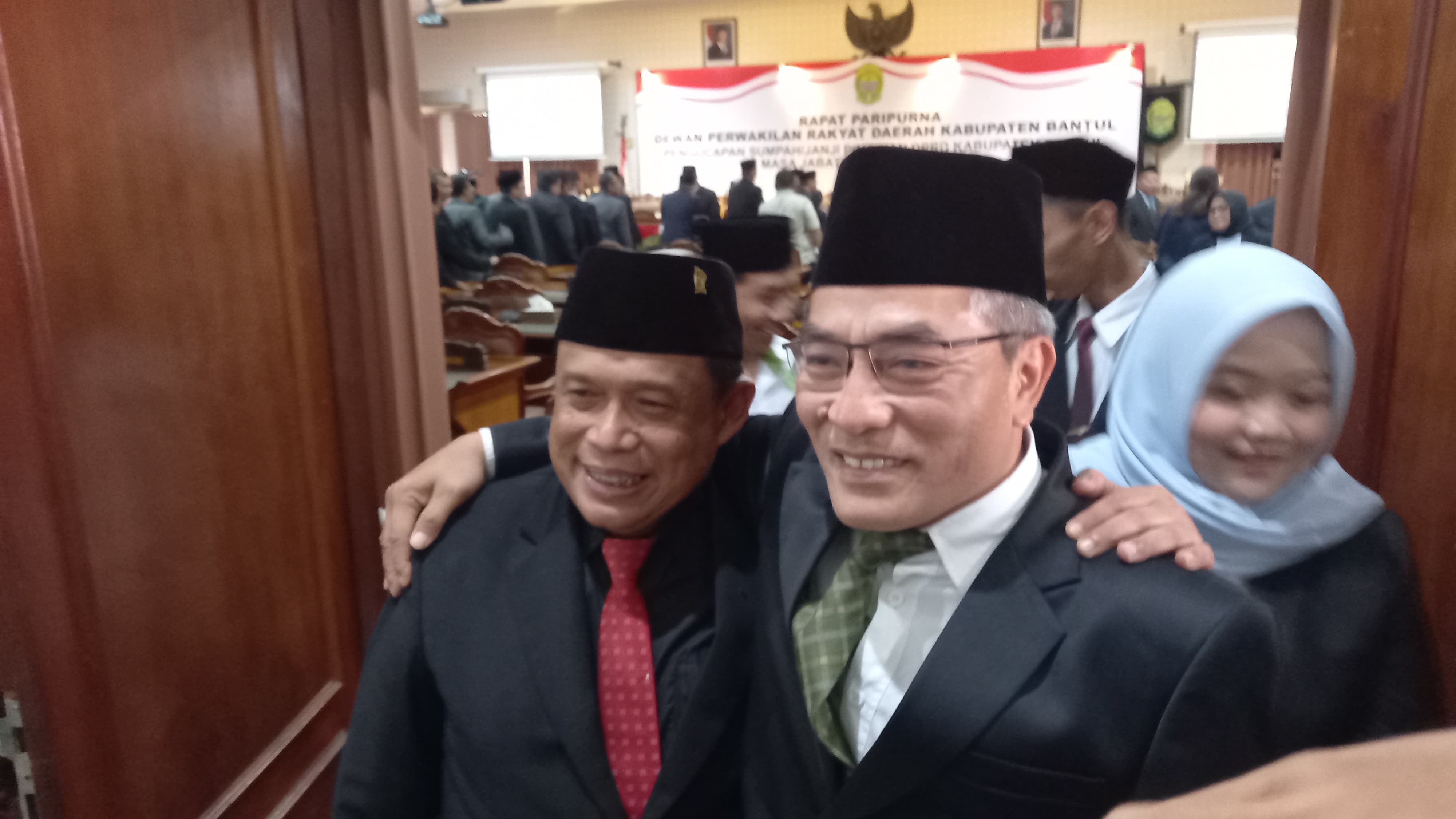 KOMPAK DATANG PELANTIKAN DPRD: Kebersamaan antara Halim dan Joko dalam pelantikan Pimpinan DPRD Bantul, Selasa (22/10/2024) yang datang menyaksikan langsung.&nbsp;