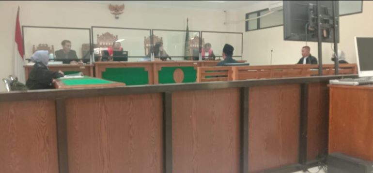 PERDANA: Terdakwa kasus penyalahgunaan TKD Maguwoharjo Kasidi menjalani sidang perdana di Pengadilan Negeri Tindak Pidana Korupsi dan Hubungan Industrial Jogja Selasa (22/10).